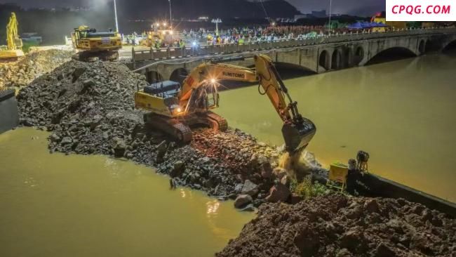 河水漫堤 军地联合抢险深夜成功合龙