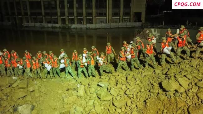 河水漫堤 军地联合抢险深夜成功合龙 600余人奋战堵口