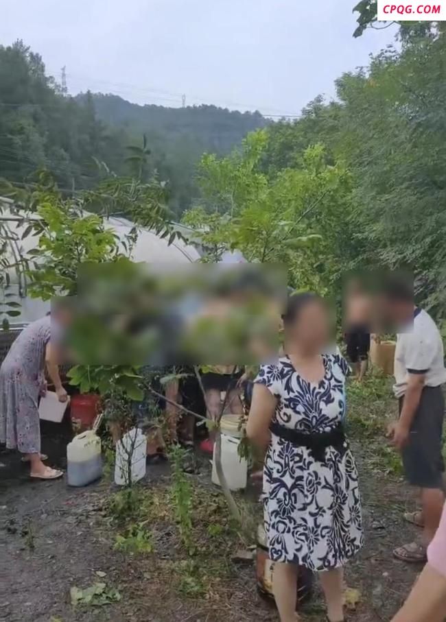 运油车侧翻 大量村民提壶“捡油” 司机允许下接油