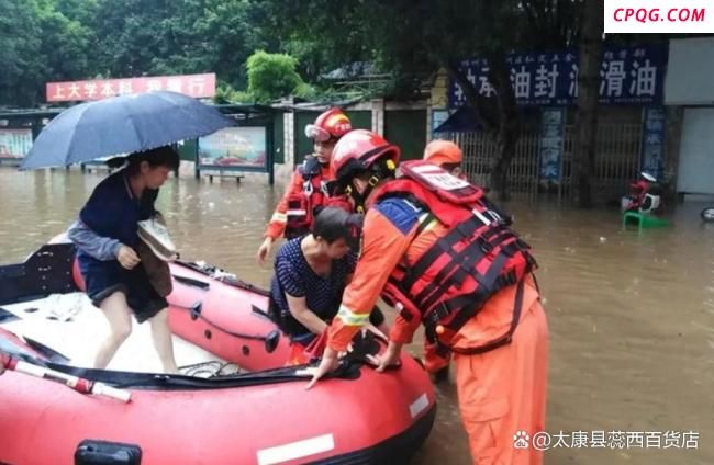 消防暴雨中抱娃背娃护送母子