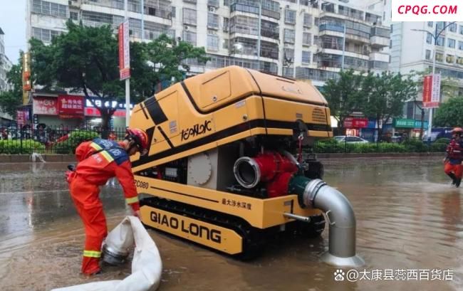 消防暴雨中抱娃背娃护送母子 温暖救援感动全网