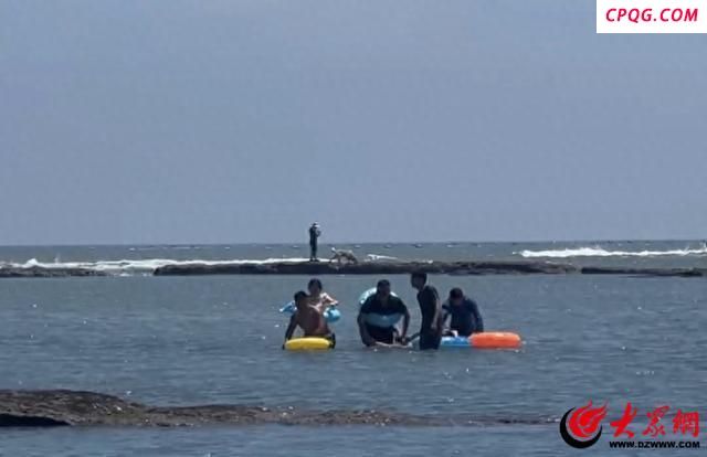 山东小伙海滩连救三人