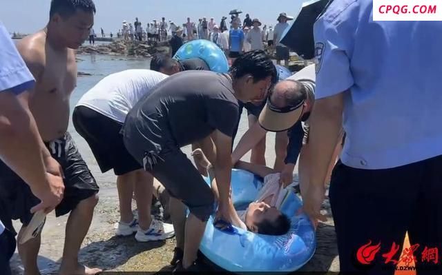 山东小伙海滩连救三人 挺身而出显英雄本色