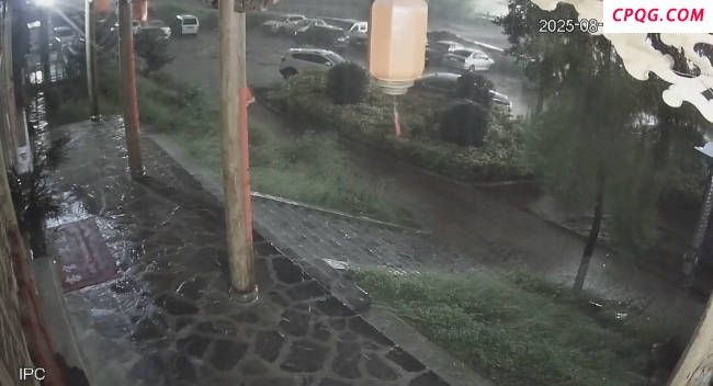 洪水1分钟冲走10多辆车清空停车场
