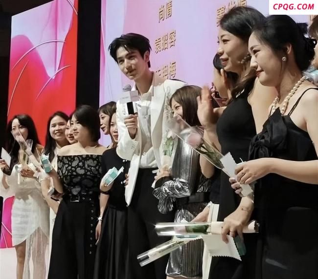 张凌赫长沙线下见面会取消 现场失控引热议