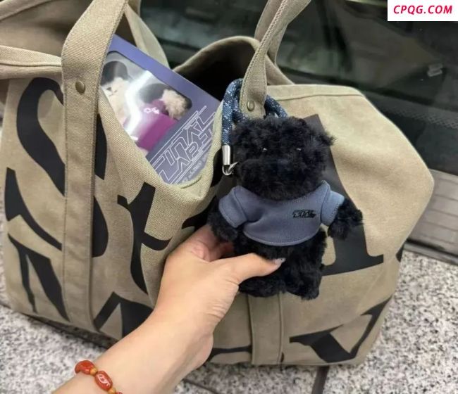 为什么好多人包上都要挂一个玩偶 个性与情感的延伸