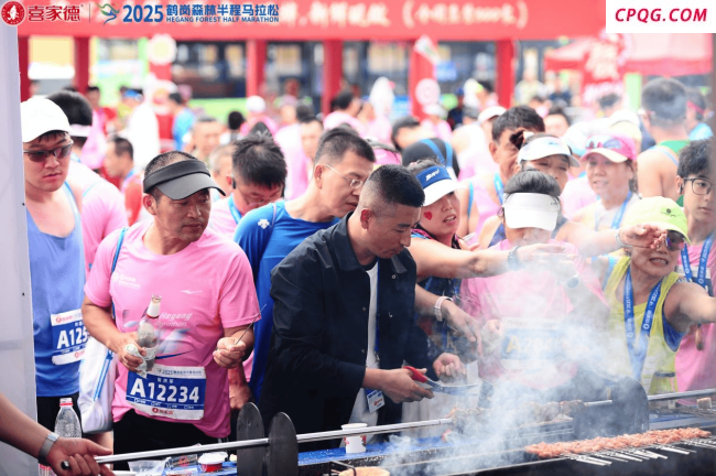 黑龙江鹤岗森林半程马拉松举行 国际选手齐聚氧吧竞技