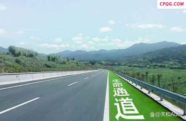 车爆胎人未撤离 后车智驾追尾致2死 警示行车安全
