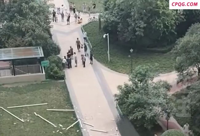 小区落水管高空脱落砸中婴儿车