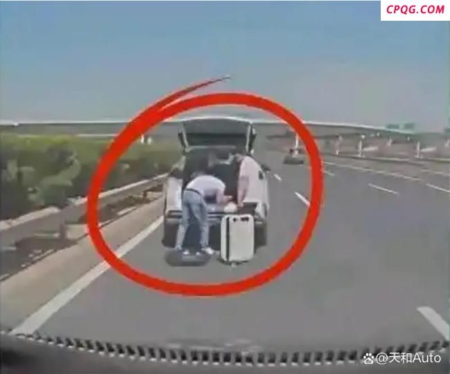 前车爆胎未撤离后车追尾 智驾系统失效警示