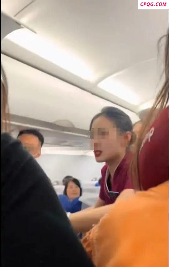 疑因熊孩子顶座 乘客飞机上起冲突 警方介入调查
