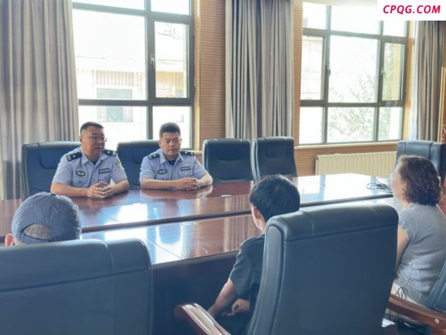 少年骑共享电车驮长椅载仨同伴被约谈 危险骑行引关注