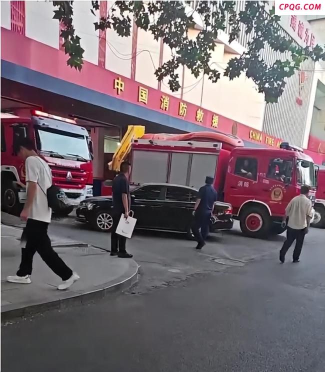 小车疑违停消防车库门口 警方回应