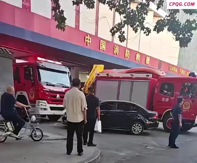 小车疑违停消防车库门口 警方回应 交巡警已介入处理