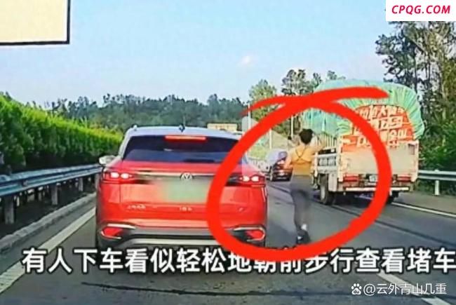 高速堵车女子下车查看被货车撞击