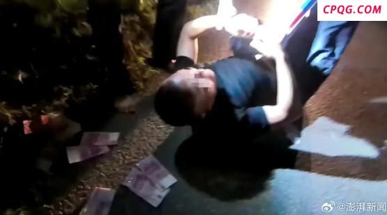 醉驾男撒2万钞票