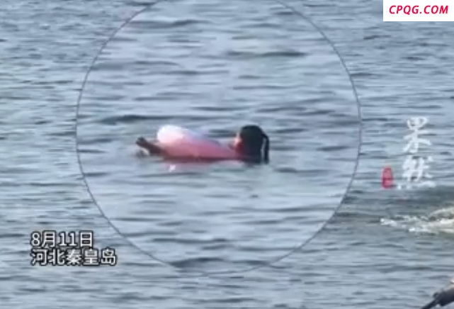 女孩海中遇险大喊救命，4名小伙抡开胳膊破浪冲刺救援