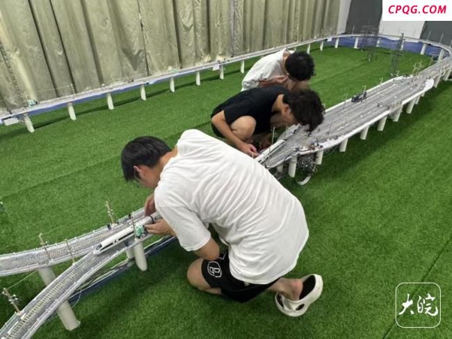 学子和团队耗时3个多月造出微缩高铁 梦想照进现实