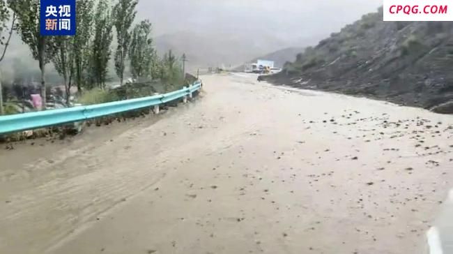新疆独库公路北段遭遇泥石流