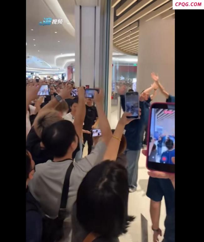 苹果又开一店 有“果粉”通宵排队