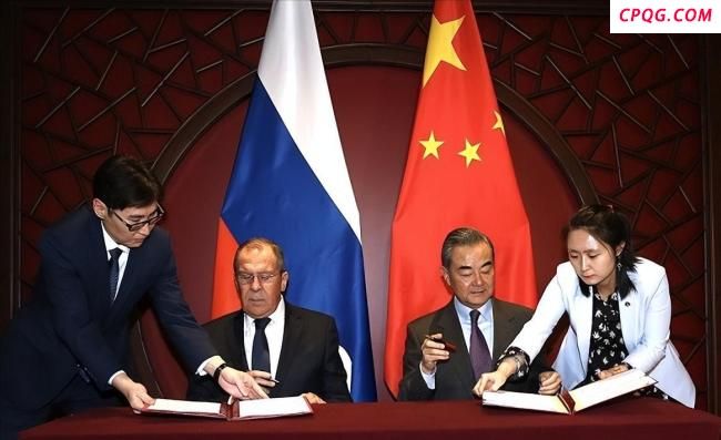 普京对记者做鬼脸 机智回应拆穿挑拨
