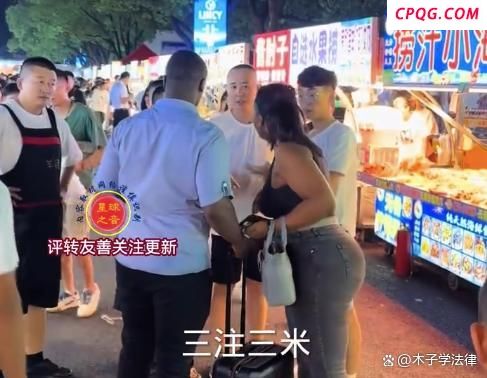 两名外国人吃饭逃单被老板拦截