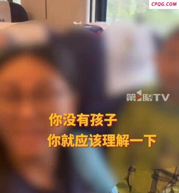 小孩高铁上吵闹 女子找家长理论遭反怼 公共礼仪引争议