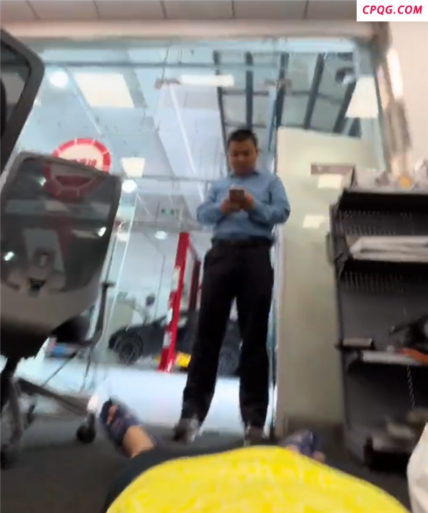 过减速带就弹行人保护装置，弹了4次保险都不给修了！特斯拉车主躺到店内维权！