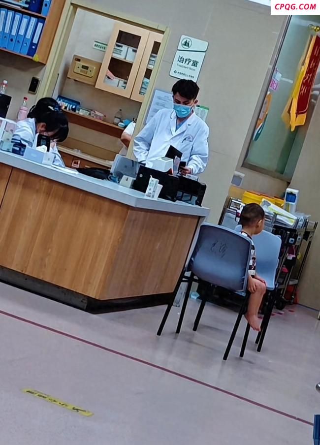 妈妈疑意外去世 男童获多方救助