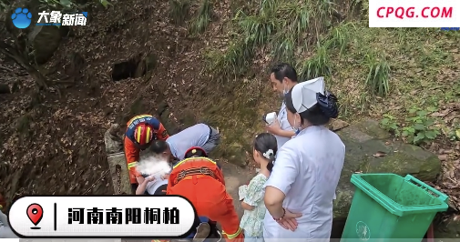 女游客爬山途中晕倒  南阳消防抬下山送医