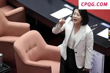 佩通坦解职后露面 微笑向记者问好 政治风暴中的微笑