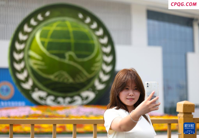 上合峰会外国记者体验天津煎饼果子 津门风情迎客来