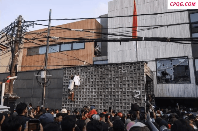 印尼政府同意削减议员福利