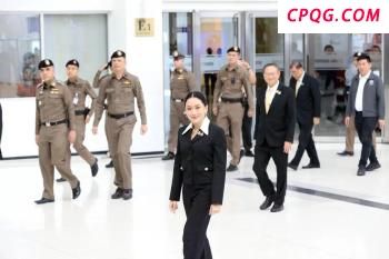 特朗普宣布白宫玫瑰园裂缝“破案” 监控视频揭露真相