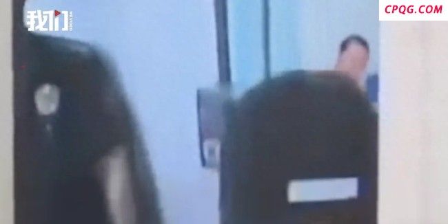 尹锡悦拘留所穿内衣读书 尹锡悦在拘留所拒捕监控首次曝光