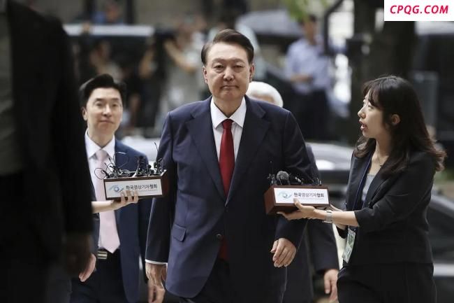 尹锡悦拘留所穿内衣读书 尹锡悦在拘留所拒捕监控首次曝光