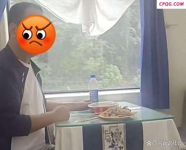 乘客在火车餐车吃自带泡面被赶 人情与规定之争