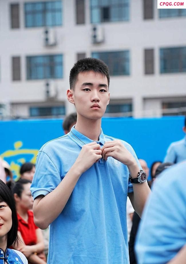 徒步方队中有位成都“05后” 少年立志报效祖国