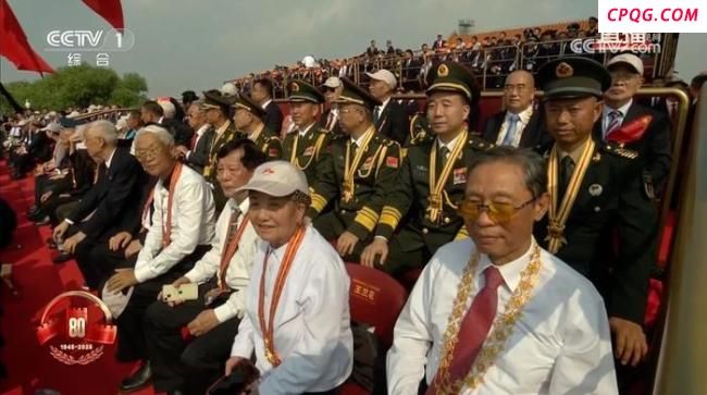 钟南山佩戴共和国勋章观礼阅兵
