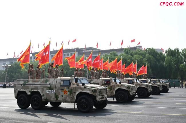 战旗方队浩荡而来 无惧艰难勇往直前