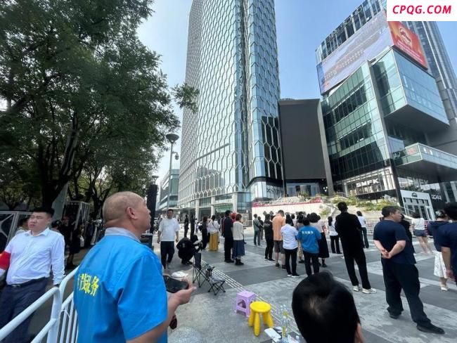 大屏幕转播阅兵仪式路人驻足 爱国情怀激荡心间