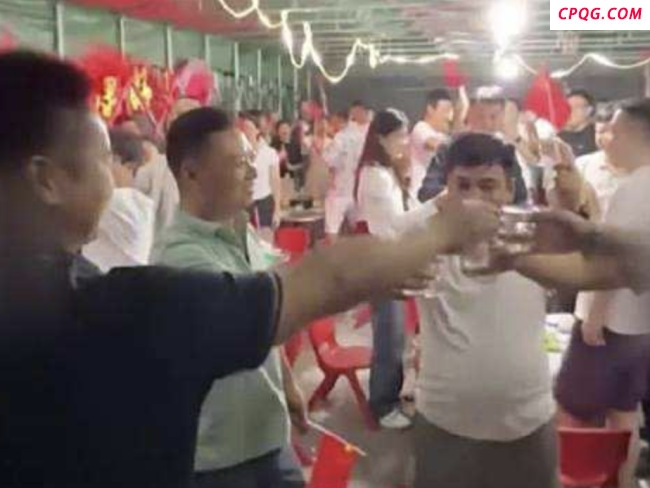 阅兵当天一餐馆老板全场免单 爱国情怀温暖人心