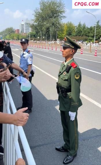 又美又飒的女民兵方队刷屏，领队是河北姑娘！父亲：她是“零基础”