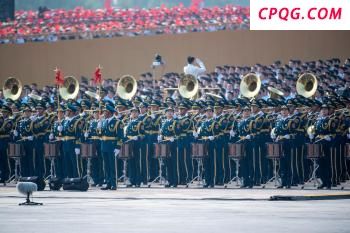 大屏幕转播阅兵仪式路人驻足 爱国情怀激荡心间