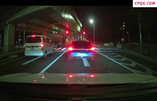 货车连续闯红灯司机称刚来上海不熟 无视交规险象环生