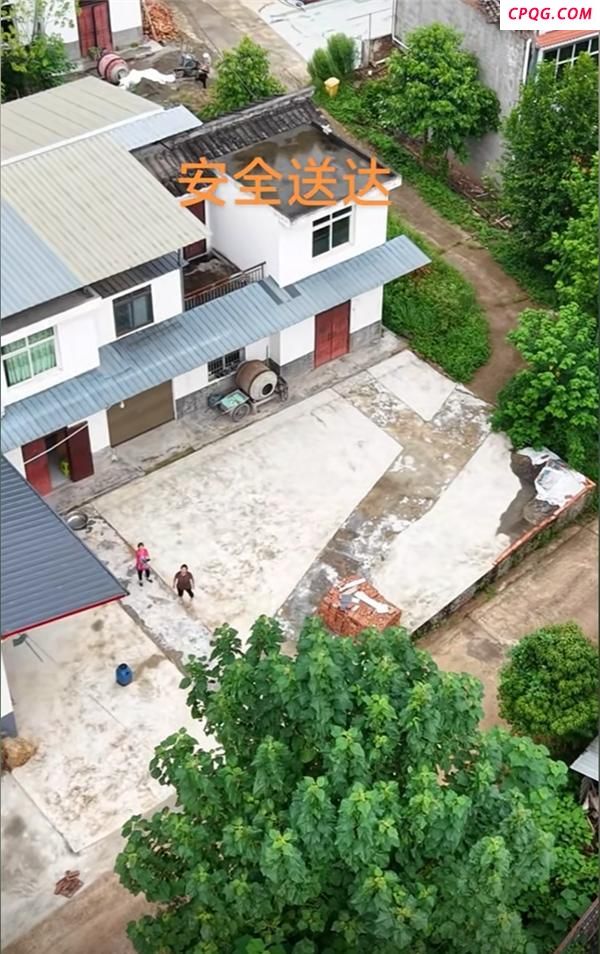 男子用无人机给95岁外婆送坨子肉 温馨画面打动人心