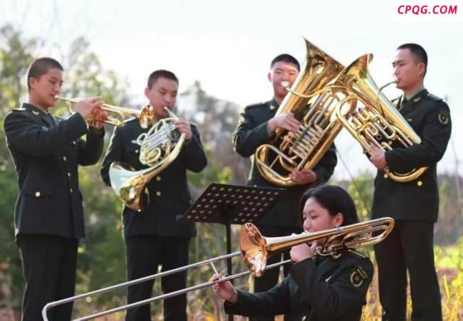 19岁女生在阅兵仪式上担任长号手