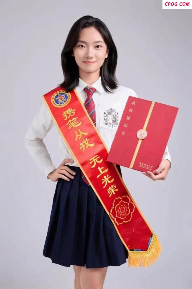 19岁女生在阅兵仪式上担任长号手 文艺女孩携笔从戎