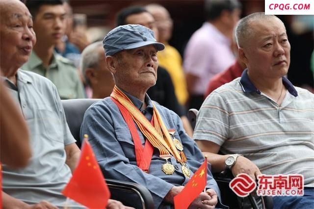百岁老兵看阅兵直呼祖国强大了 见证国家巨变