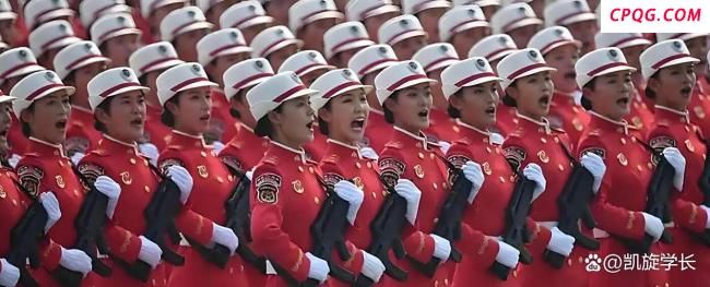 民兵方队领队称向右看时最震撼 英姿飒爽女中豪杰